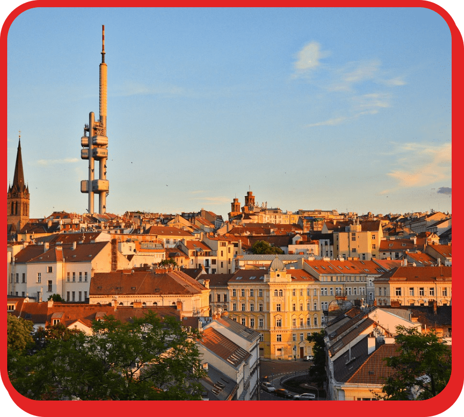 Stěhování Praha 3 zachycuje panorama Prahy 3 se Žižkovskou televizní věží při západu slunce.