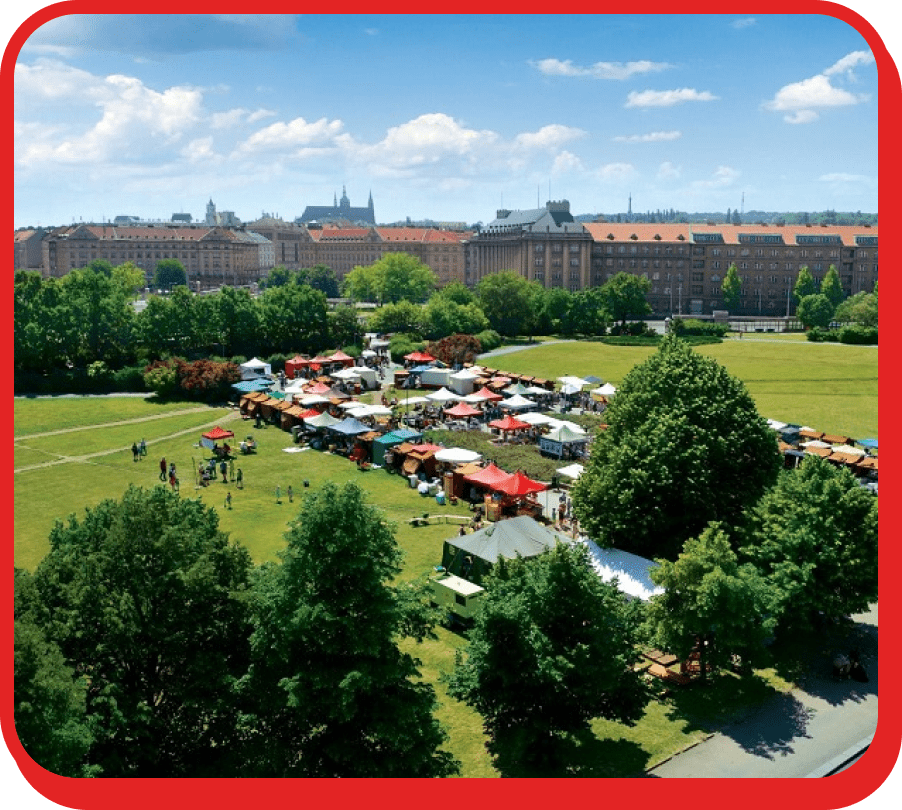 Stěhování Praha 6 zachycuje panoramatický pohled na park a městskou zástavbu v Praze 6.