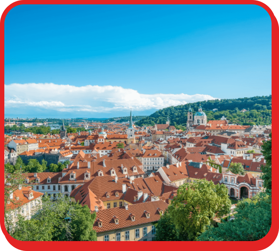Stěhování Praha 7 zachycuje panorama historické zástavby Prahy 7 s červenými střechami a kostelními věžemi.