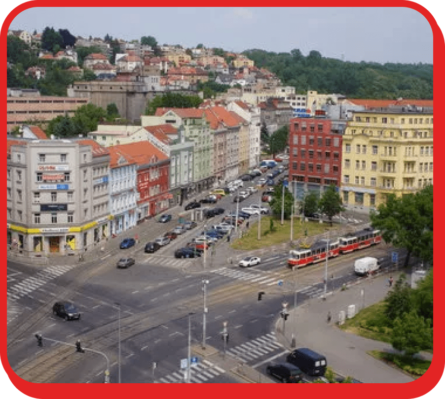 Stěhování Praha 9 zachycuje pohled na městskou zástavbu Prahy 9 s rušnou křižovatkou a tramvají.