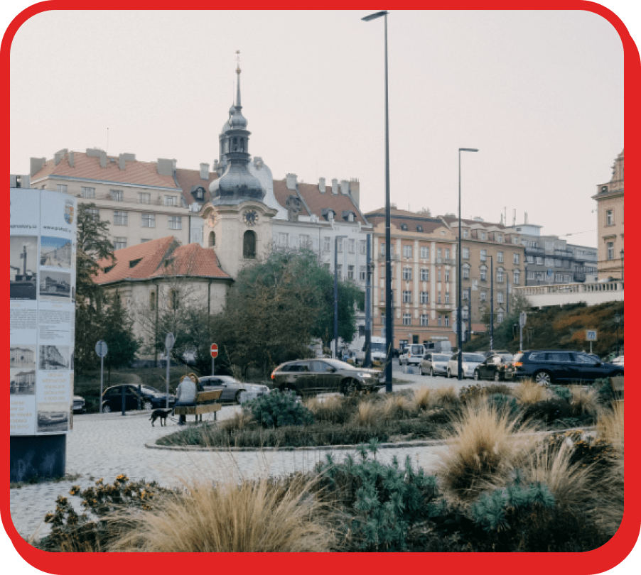 Stěhování Praha 10 zachycuje pohled na městskou zástavbu v Praze 10 s historickou budovou a rušnou ulicí.