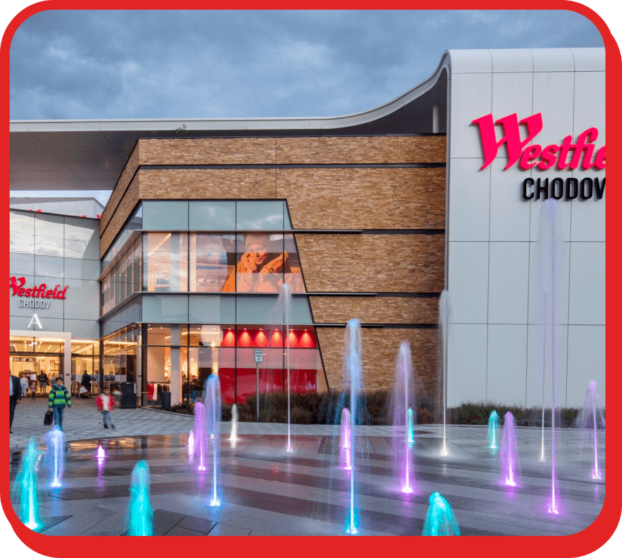 Stěhování Praha 11 zachycuje obchodní centrum Westfield Chodov v Praze 11 s moderní architekturou a fontánami.