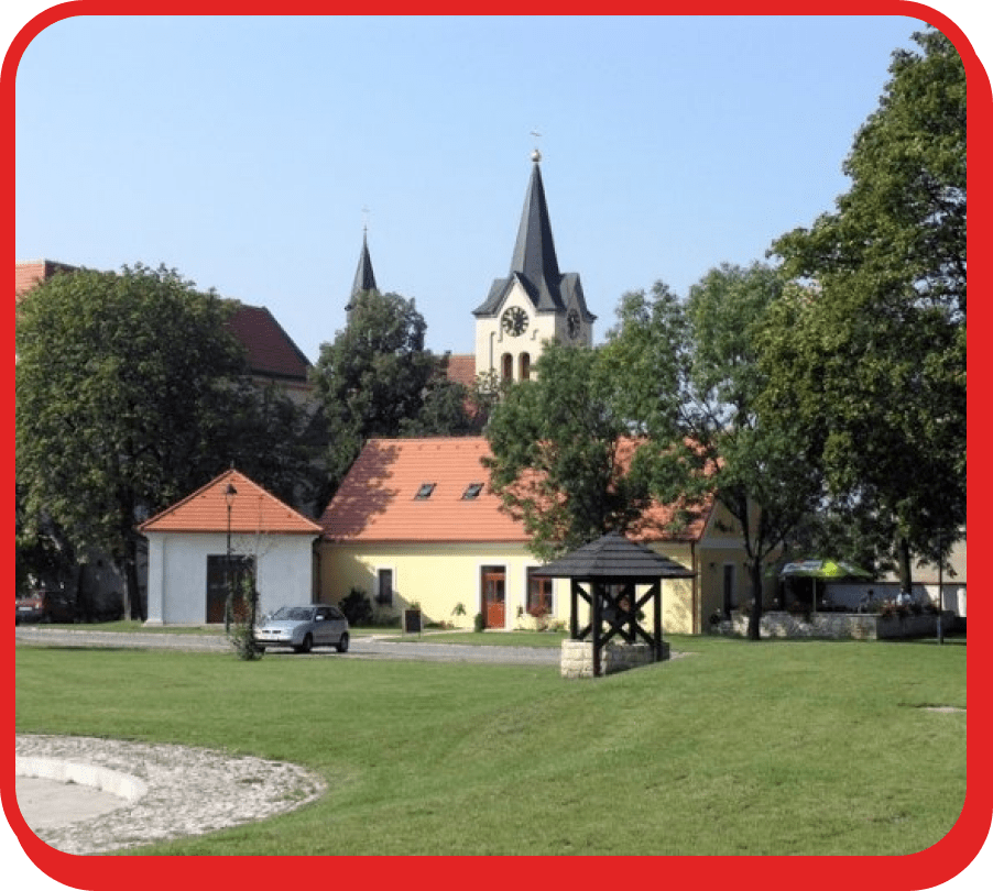 Stěhování Praha 20 zachycuje kostel, okolní zástavbu a zelený veřejný prostor v Praze 20.