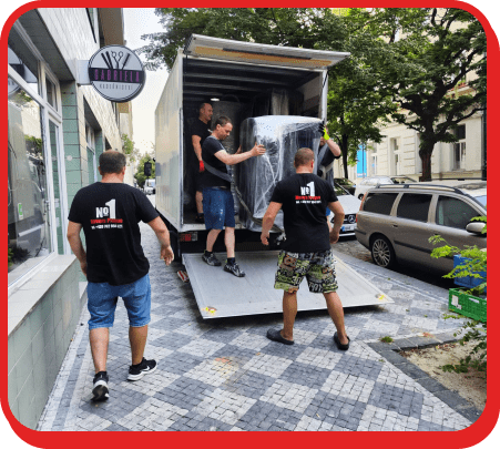Stěhování Praha– pracovníci nakládají zabalený nábytek do stěhovacího vozu